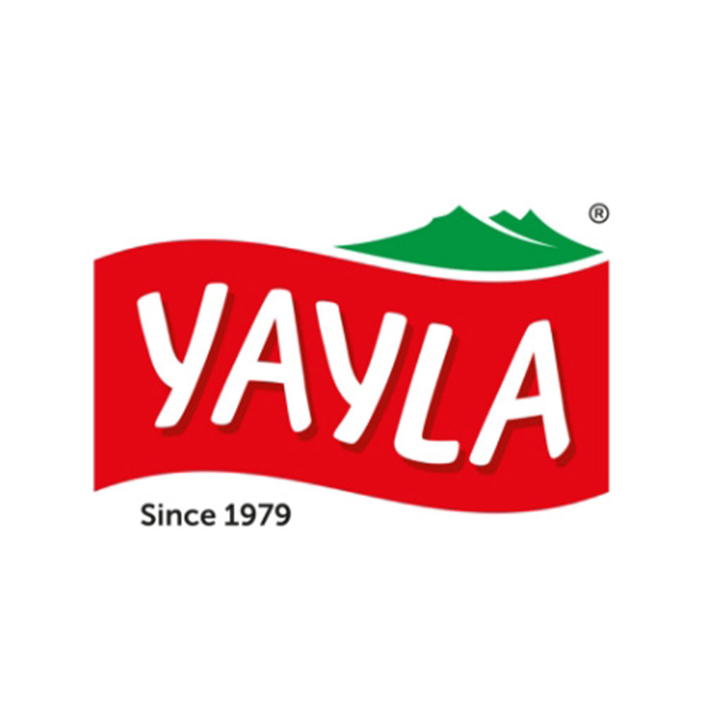 Logo von Yayla mit rotem Hintergrund, weißem Text und grünen Bergspitzen darüber.